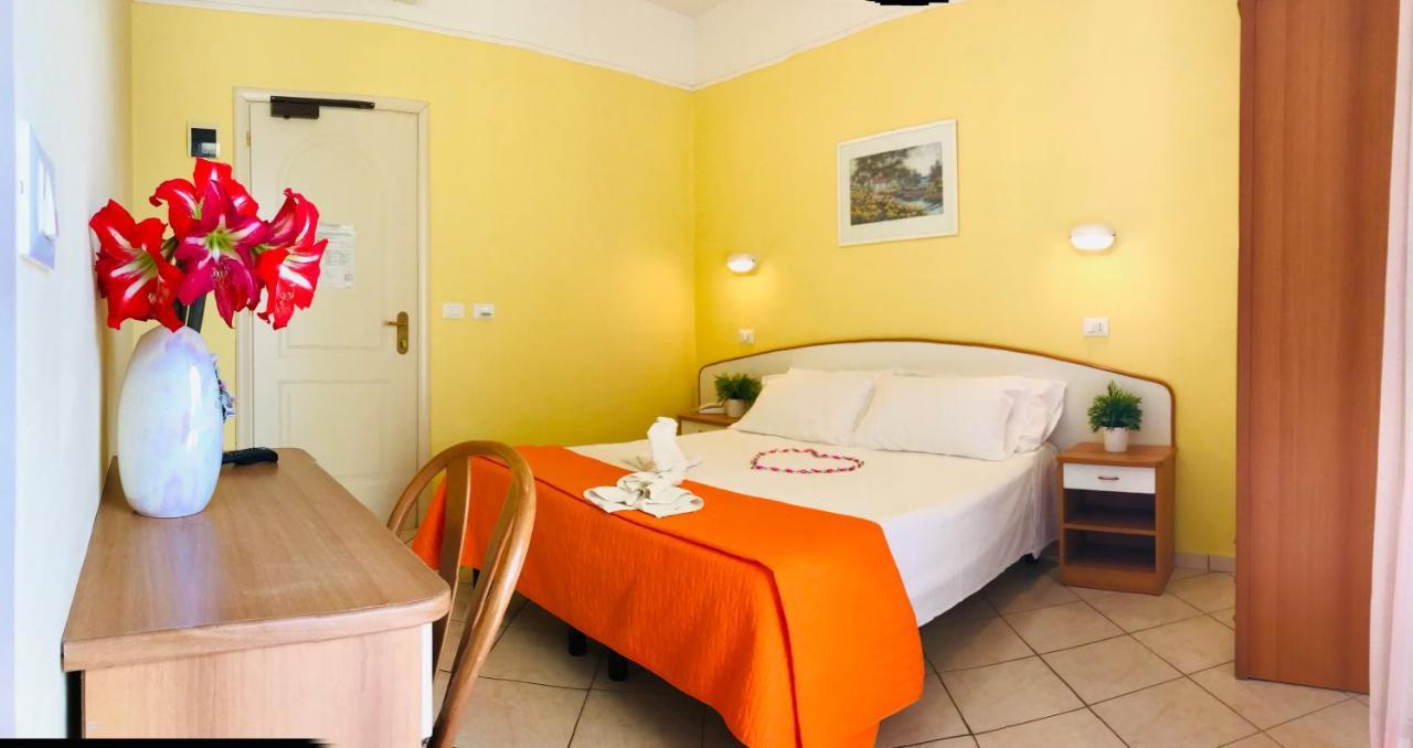 Hotel Naica Rimini Eksteriør billede