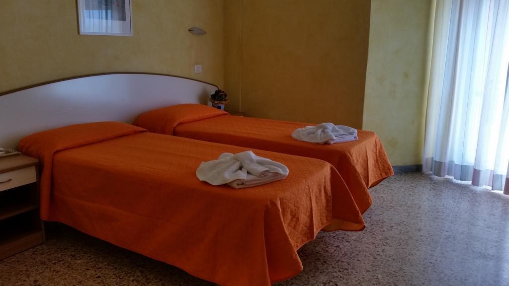 Hotel Naica Rimini Værelse billede