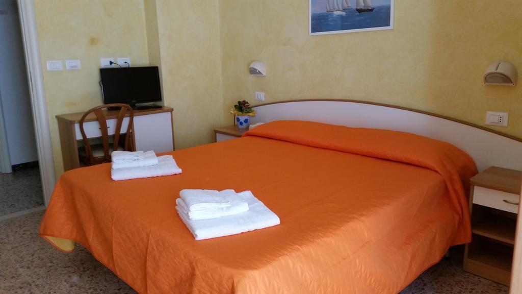 Hotel Naica Rimini Værelse billede